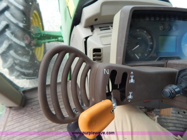 image for item I4678 2005 John Deere 7520 tractor