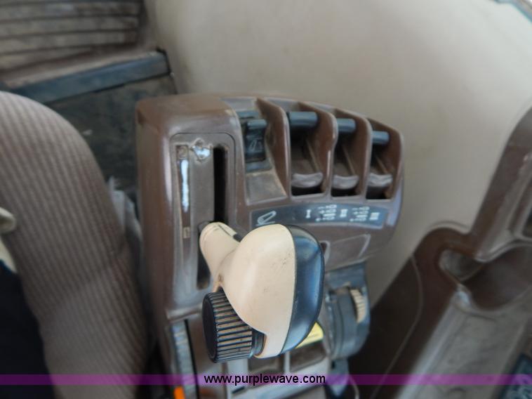 image for item I4678 2005 John Deere 7520 tractor