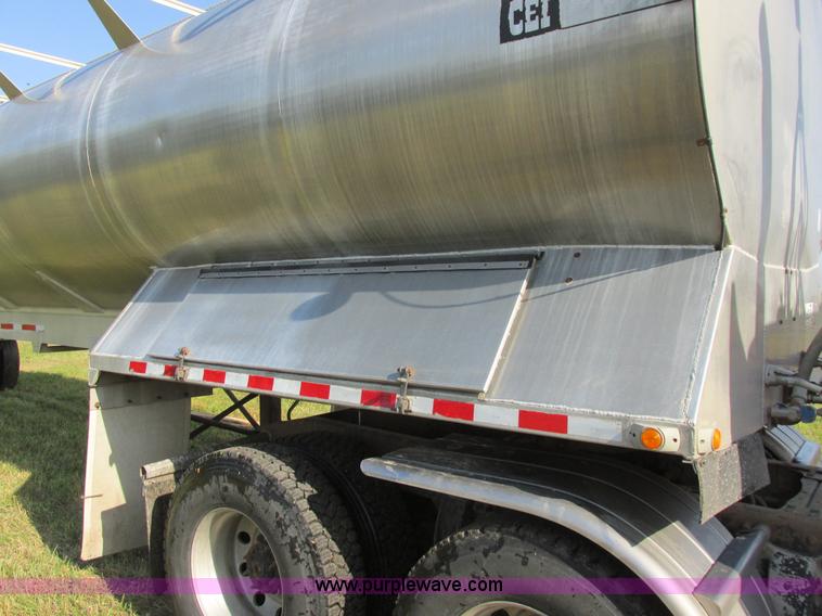 image for item I6239 1999 CEI Pacer AT35L-40-1567 aluminum bulk feed trailer