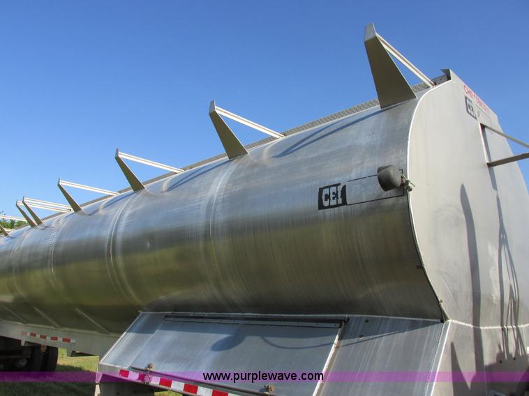 image for item I6239 1999 CEI Pacer AT35L-40-1567 aluminum bulk feed trailer