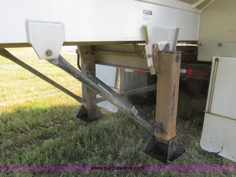 image for item I6239 1999 CEI Pacer AT35L-40-1567 aluminum bulk feed trailer