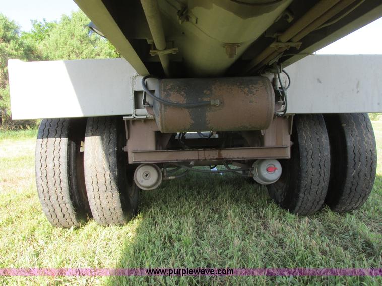 image for item I6239 1999 CEI Pacer AT35L-40-1567 aluminum bulk feed trailer