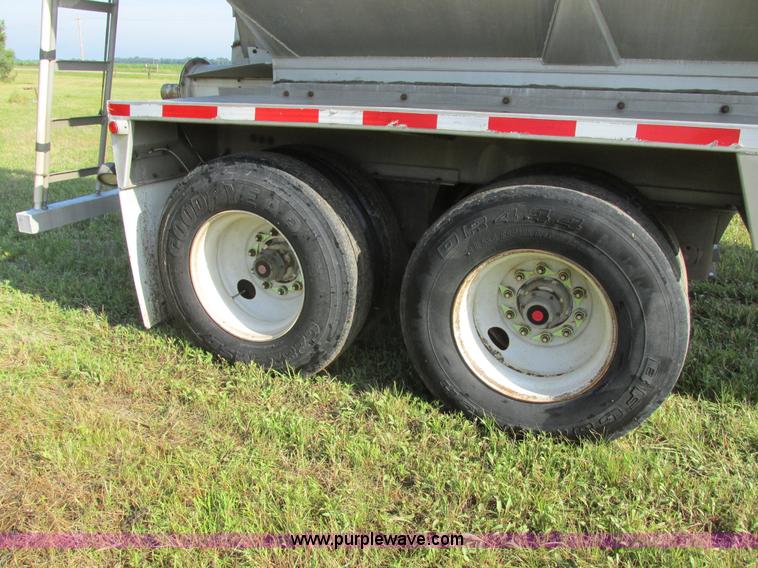image for item I6239 1999 CEI Pacer AT35L-40-1567 aluminum bulk feed trailer