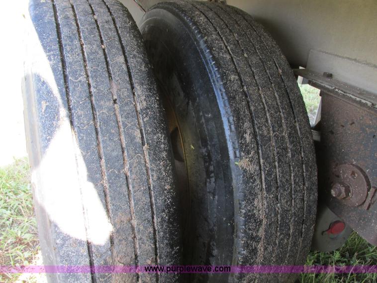 image for item I6239 1999 CEI Pacer AT35L-40-1567 aluminum bulk feed trailer