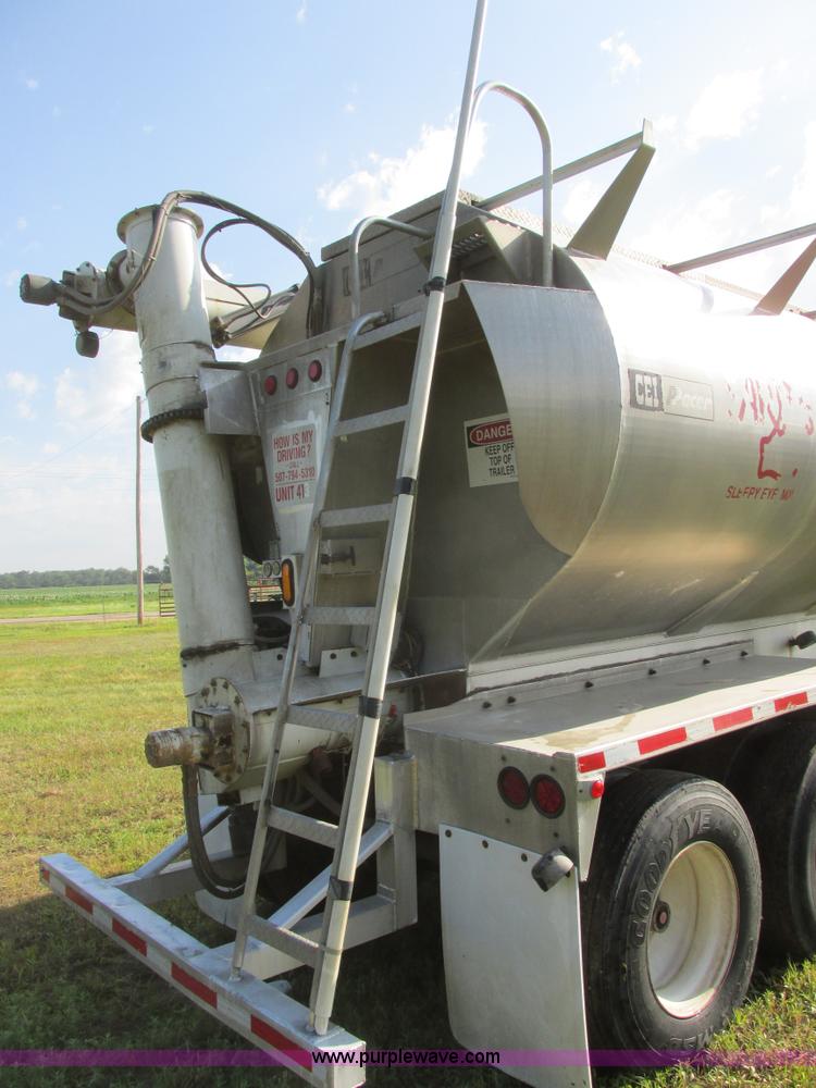 image for item I6239 1999 CEI Pacer AT35L-40-1567 aluminum bulk feed trailer