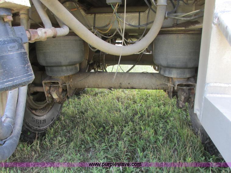 image for item I6239 1999 CEI Pacer AT35L-40-1567 aluminum bulk feed trailer