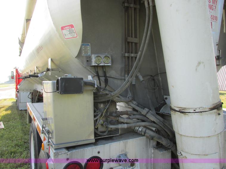 image for item I6239 1999 CEI Pacer AT35L-40-1567 aluminum bulk feed trailer