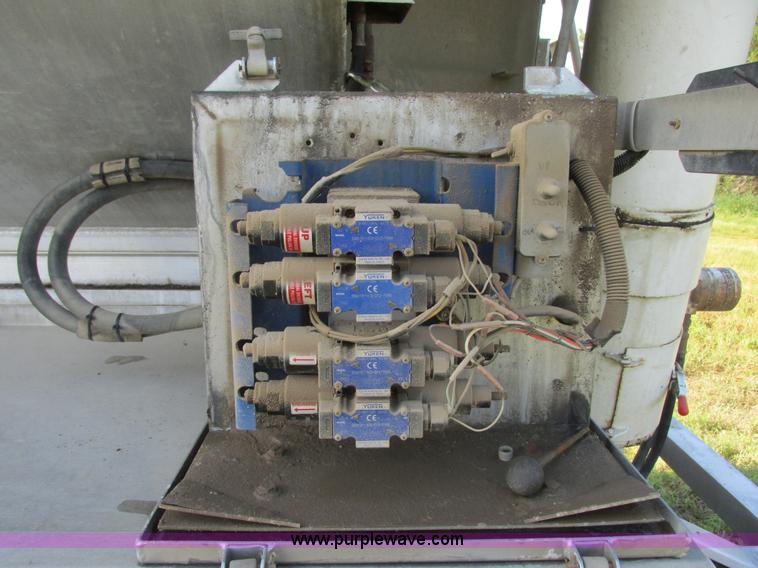 image for item I6239 1999 CEI Pacer AT35L-40-1567 aluminum bulk feed trailer