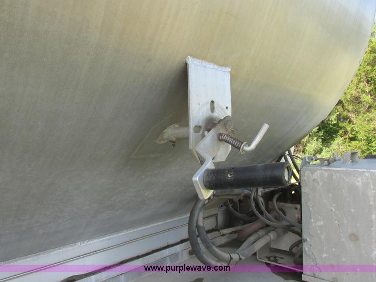 image for item I6239 1999 CEI Pacer AT35L-40-1567 aluminum bulk feed trailer