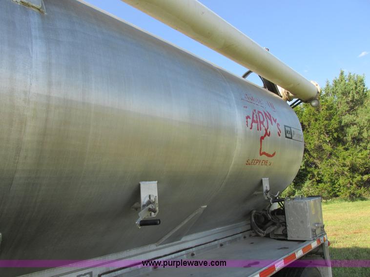 image for item I6239 1999 CEI Pacer AT35L-40-1567 aluminum bulk feed trailer