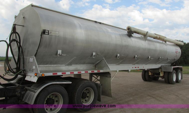 image for item I6240 1997 CEI Pacer AT35L-40-1245 aluminum bulk feed trailer