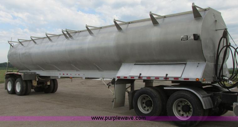 image for item I6240 1997 CEI Pacer AT35L-40-1245 aluminum bulk feed trailer