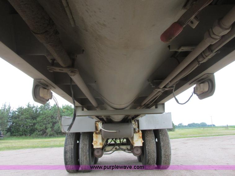 image for item I6240 1997 CEI Pacer AT35L-40-1245 aluminum bulk feed trailer