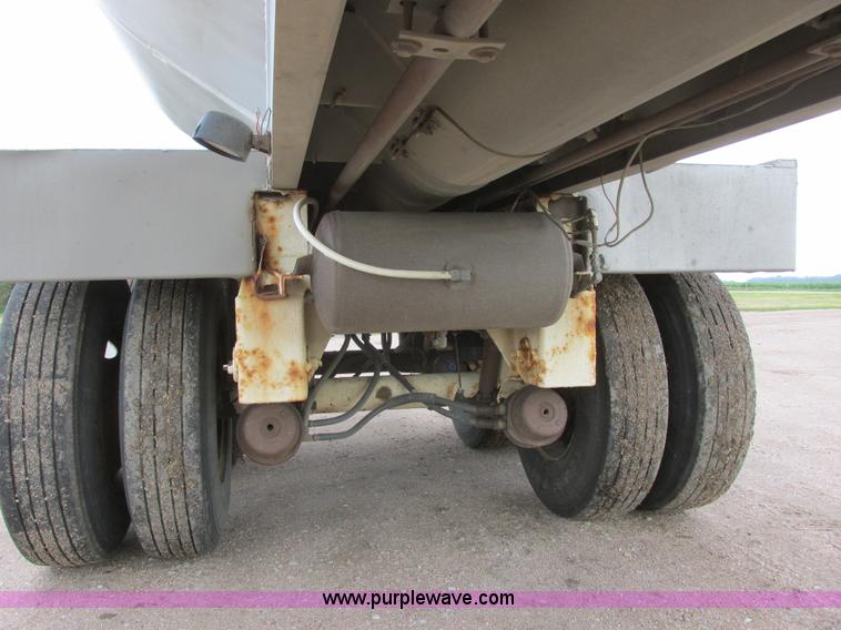 image for item I6240 1997 CEI Pacer AT35L-40-1245 aluminum bulk feed trailer