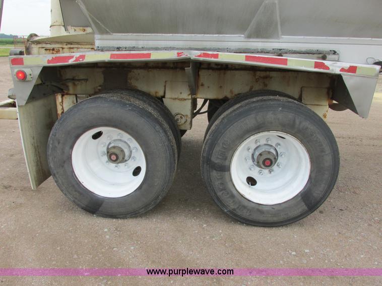 image for item I6240 1997 CEI Pacer AT35L-40-1245 aluminum bulk feed trailer