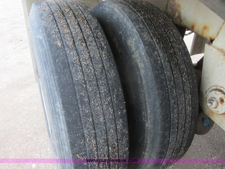 image for item I6240 1997 CEI Pacer AT35L-40-1245 aluminum bulk feed trailer