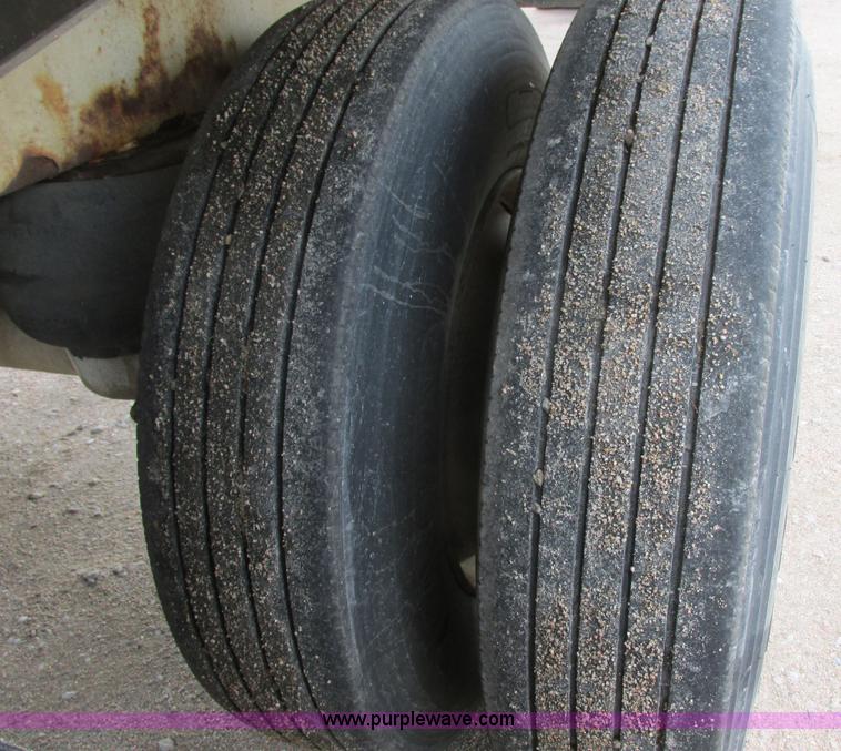 image for item I6240 1997 CEI Pacer AT35L-40-1245 aluminum bulk feed trailer