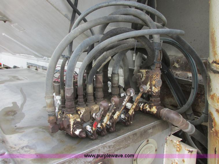 image for item I6240 1997 CEI Pacer AT35L-40-1245 aluminum bulk feed trailer