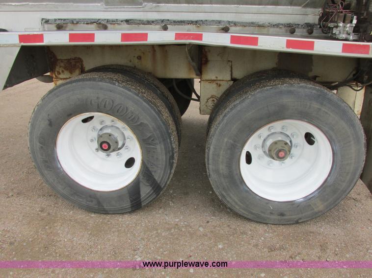 image for item I6240 1997 CEI Pacer AT35L-40-1245 aluminum bulk feed trailer