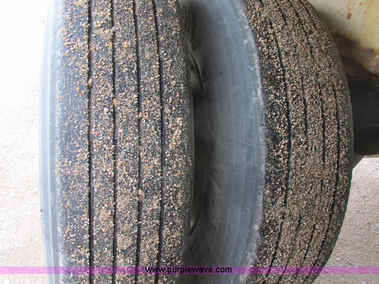 image for item I6240 1997 CEI Pacer AT35L-40-1245 aluminum bulk feed trailer