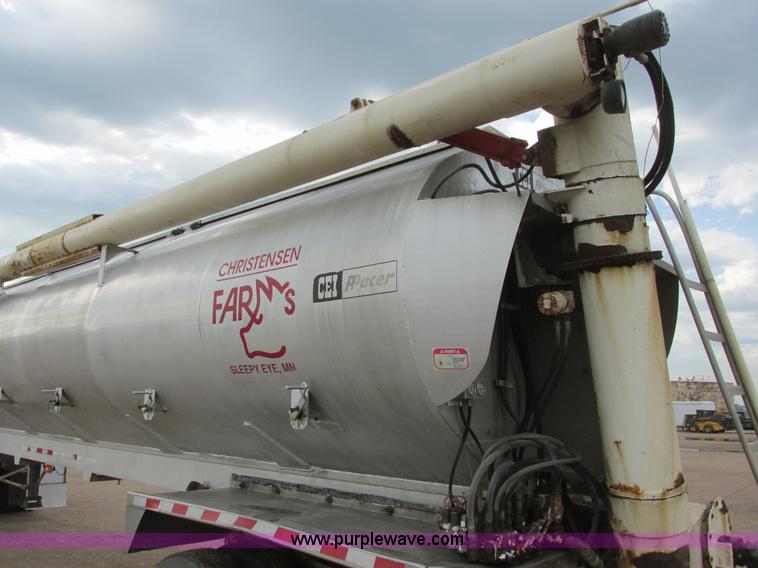 image for item I6240 1997 CEI Pacer AT35L-40-1245 aluminum bulk feed trailer