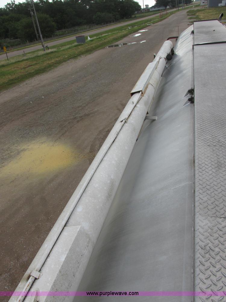 image for item I6240 1997 CEI Pacer AT35L-40-1245 aluminum bulk feed trailer