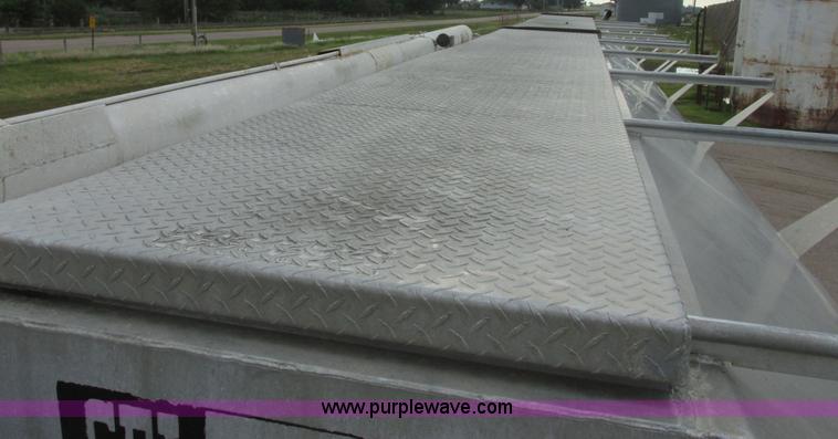 image for item I6240 1997 CEI Pacer AT35L-40-1245 aluminum bulk feed trailer