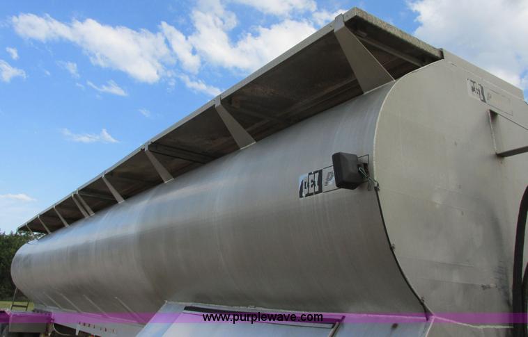 image for item I6240 1997 CEI Pacer AT35L-40-1245 aluminum bulk feed trailer