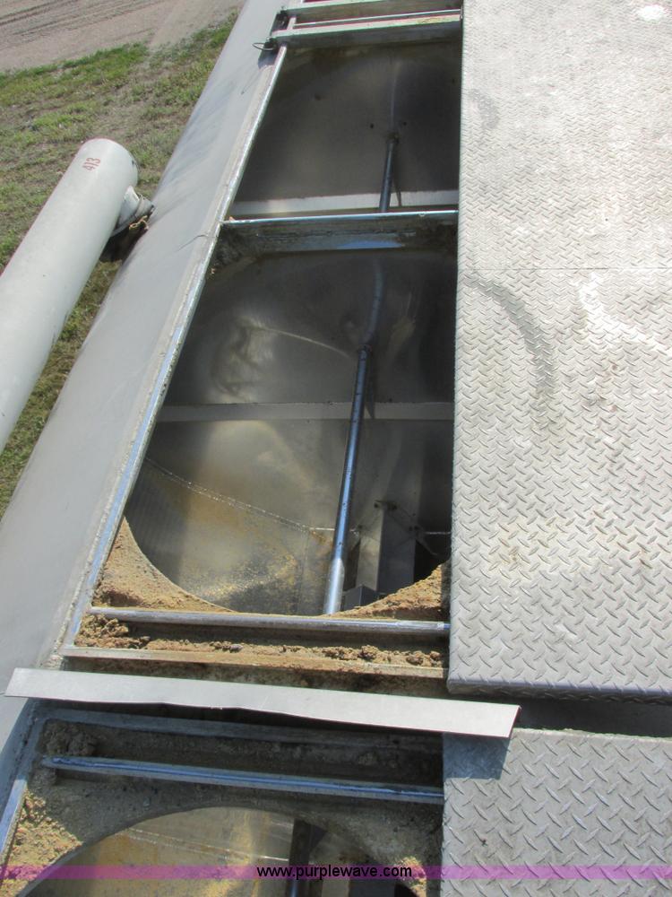 image for item I6240 1997 CEI Pacer AT35L-40-1245 aluminum bulk feed trailer