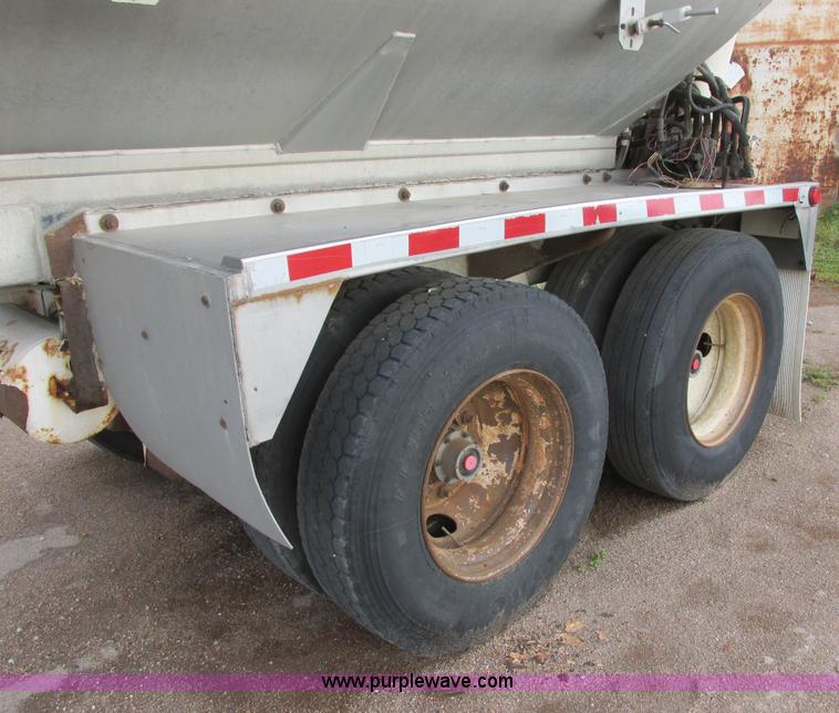 image for item I6241 1997 CEI Pacer AT35L-40-1254 aluminum bulk trailer