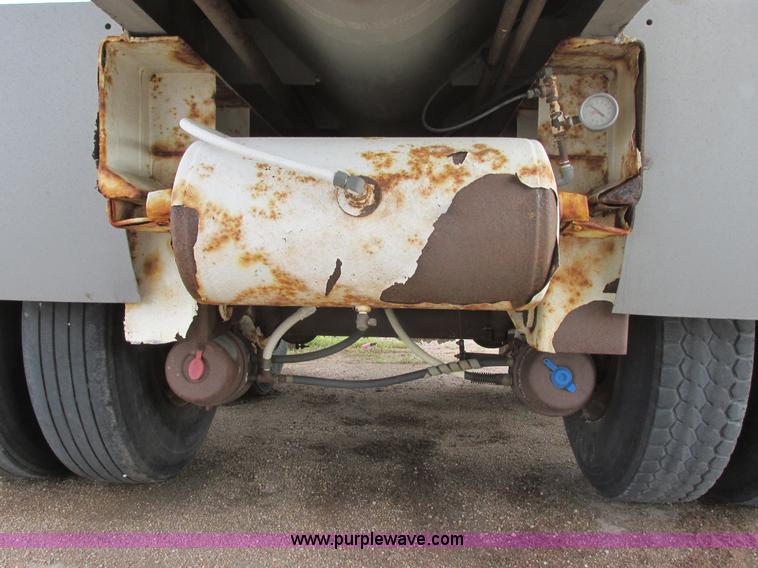 image for item I6241 1997 CEI Pacer AT35L-40-1254 aluminum bulk trailer