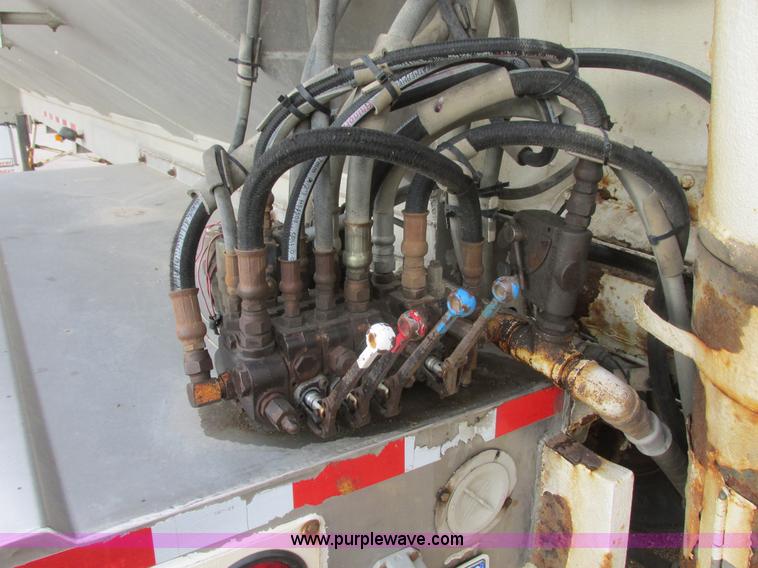 image for item I6241 1997 CEI Pacer AT35L-40-1254 aluminum bulk trailer