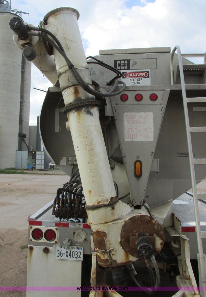 image for item I6241 1997 CEI Pacer AT35L-40-1254 aluminum bulk trailer