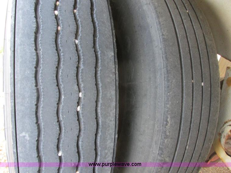 image for item I6241 1997 CEI Pacer AT35L-40-1254 aluminum bulk trailer