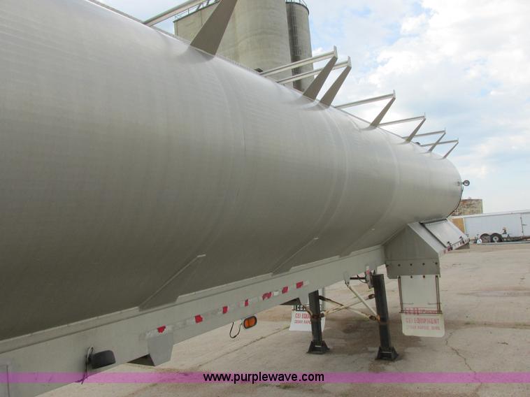 image for item I6241 1997 CEI Pacer AT35L-40-1254 aluminum bulk trailer