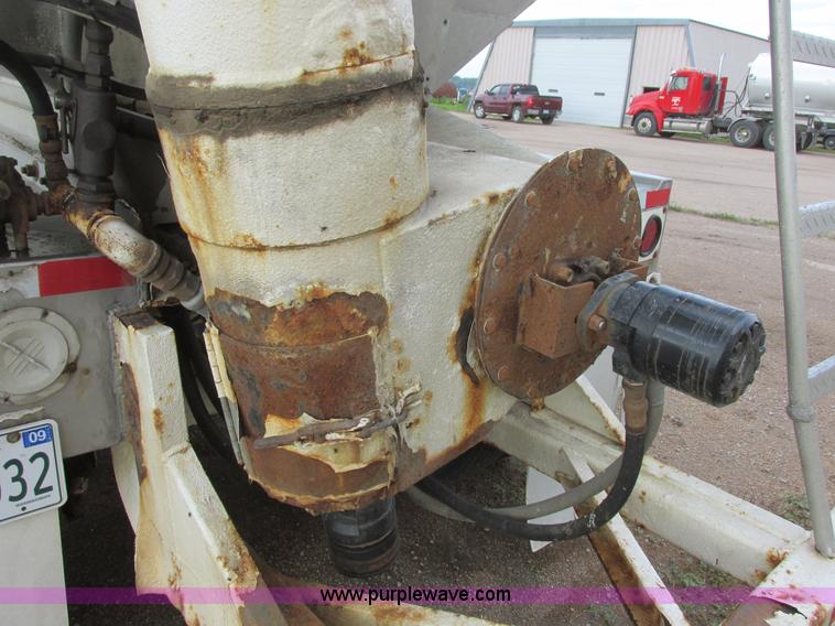 image for item I6241 1997 CEI Pacer AT35L-40-1254 aluminum bulk trailer