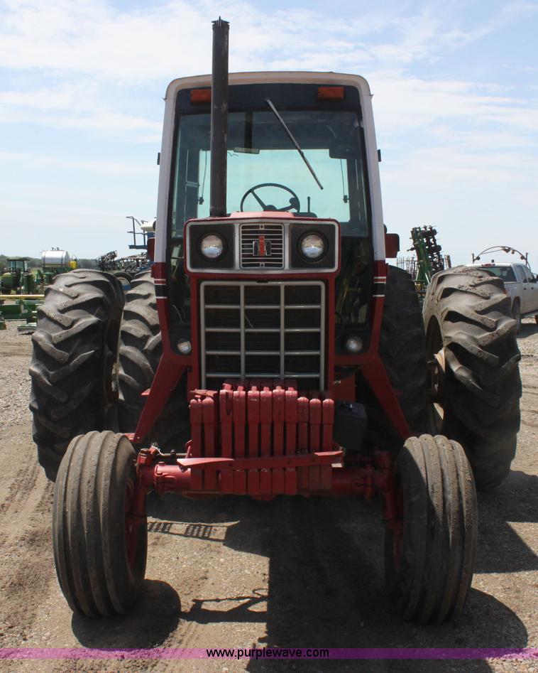 image for item I7324 1981 International 1486 tractor