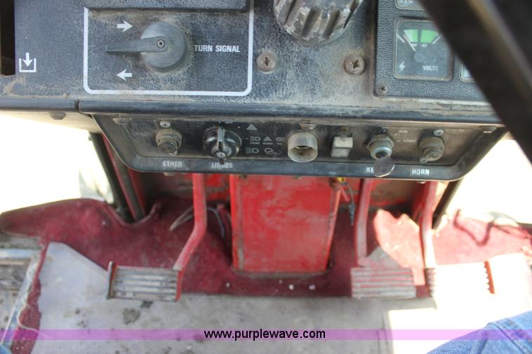 image for item I7324 1981 International 1486 tractor