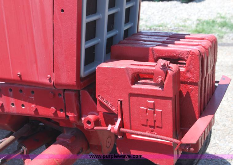 image for item I7324 1981 International 1486 tractor