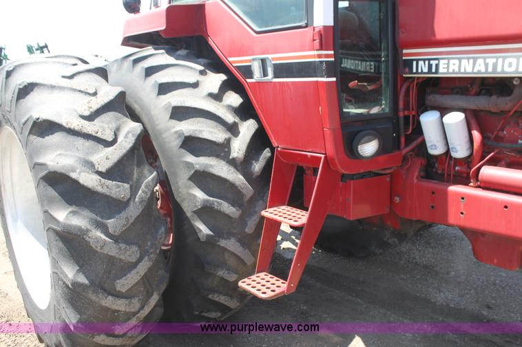 image for item I7324 1981 International 1486 tractor
