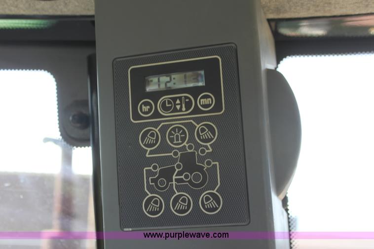 image for item I7326 2006 Challenger MT525B tractor