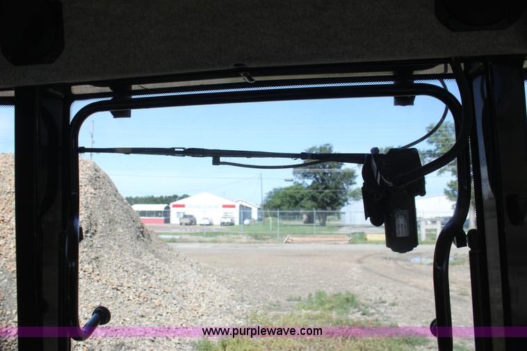 image for item I7326 2006 Challenger MT525B tractor