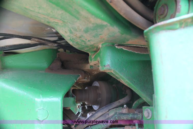 image for item I7334 1988 John Deere 8650 4WD tractor