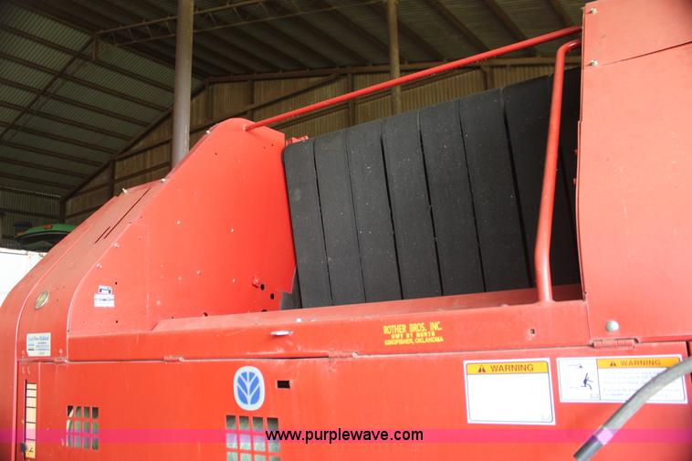 image for item I7335 2003 New Holland BR780 round baler