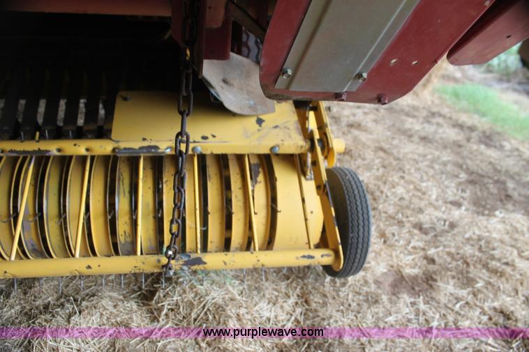 image for item I7335 2003 New Holland BR780 round baler