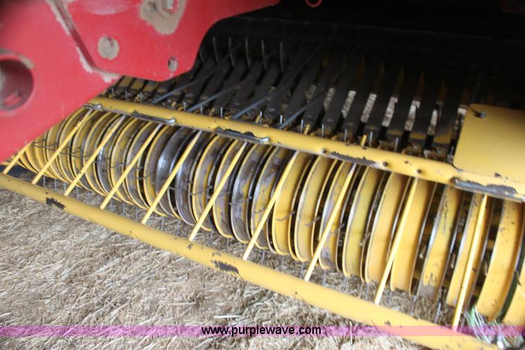 image for item I7335 2003 New Holland BR780 round baler
