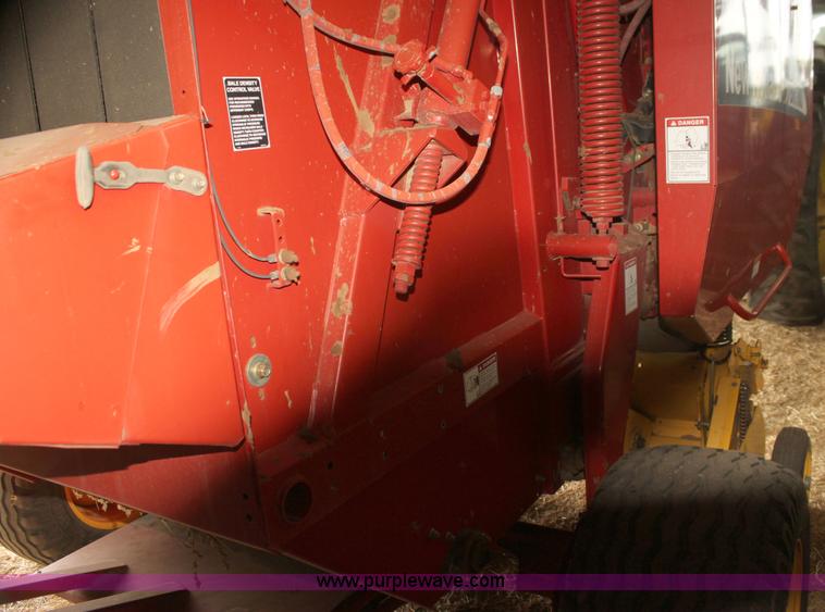 image for item I7335 2003 New Holland BR780 round baler