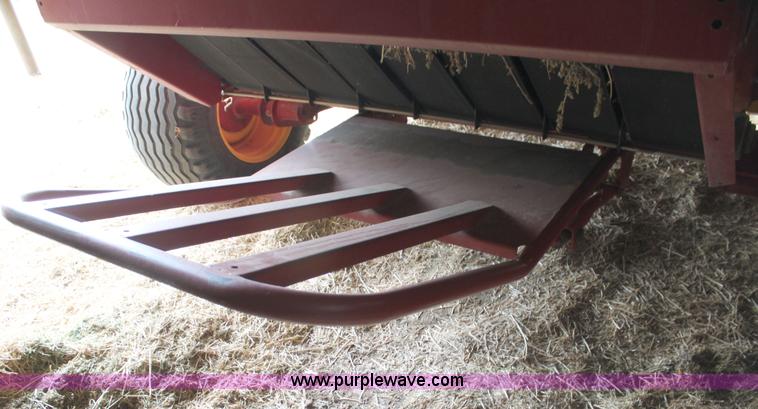 image for item I7335 2003 New Holland BR780 round baler