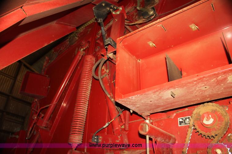 image for item I7335 2003 New Holland BR780 round baler