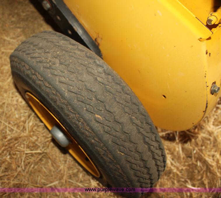 image for item I7335 2003 New Holland BR780 round baler